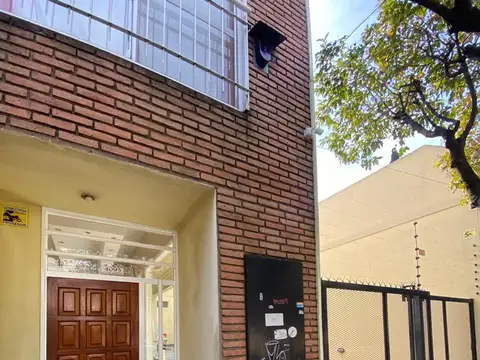 DEPTO DOS AMBIENTES CON COCHERA Y TERRAZA PROPIA 