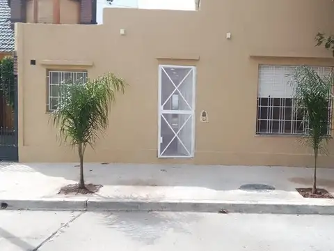 Casa en alquiler con cochera en Quilmes