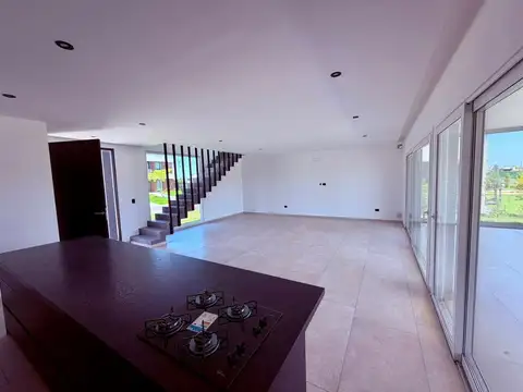 Casa 5 ambientes con 3 baños