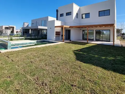 Casa en Venta con 4 cocheras