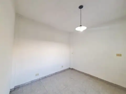 Depto Tipo Casa en Alquiler en Valentin Alsina, $ 850.000