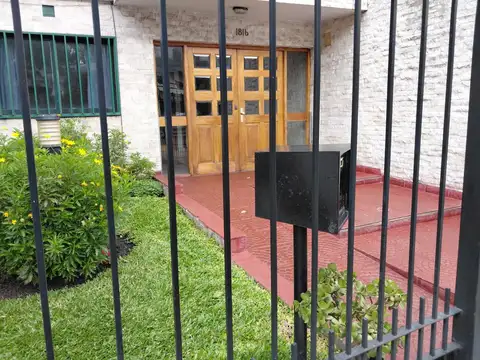 Departamento de dos ambientes amplio con mucho placard