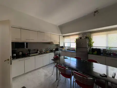Casa con entrada independiente, amplios ambientes y terraza con quincho -floresta.