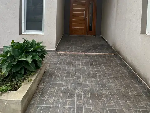 Casa 5 ambientes con 1 baño