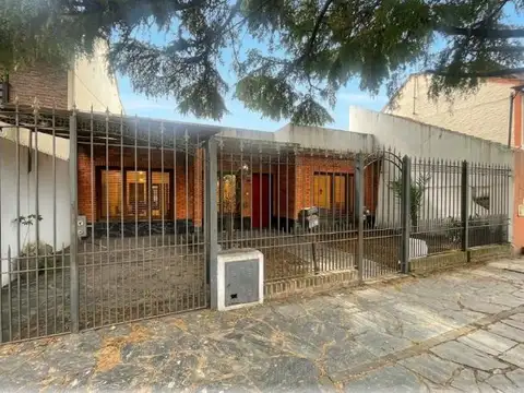 Casa con verde en Barrio Parque Calchaquí