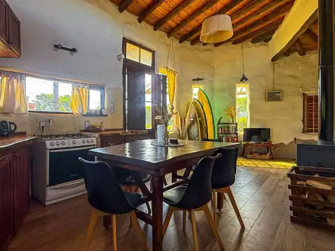 Casa 4 ambientes con 2 baños