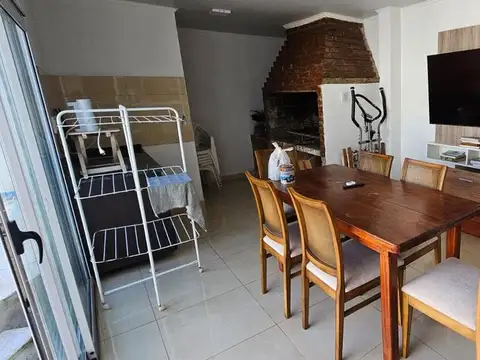 En VENTA Complejo de 3 deptos y 1 local comercial.