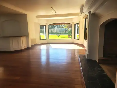 Casa en Alquiler con 3 cocheras