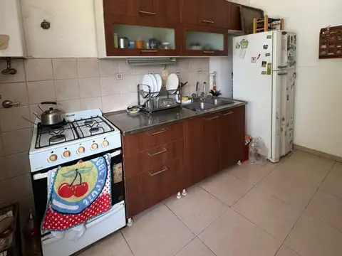 VENTA DE CASA CON PATIO VERDE EN BARRIO SUR