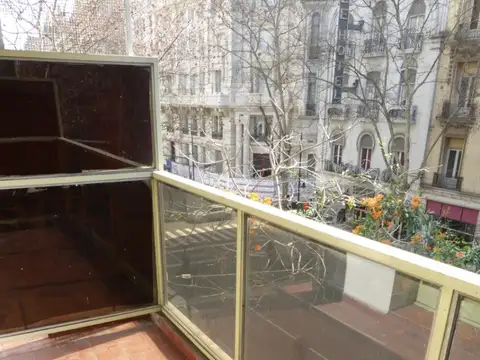 MONOAMBIENTE DIVIDIDO CON BALCON AL FRENTE EN EL CENTRO DE BUENOS AIRES