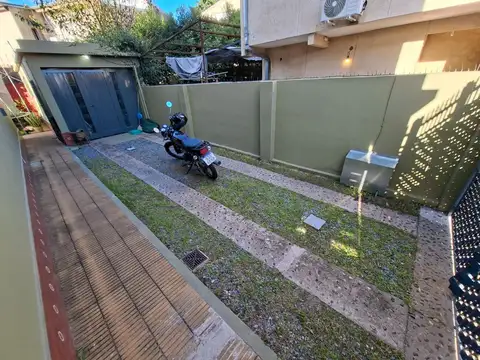 Casa 7 ambientes con 2 baños