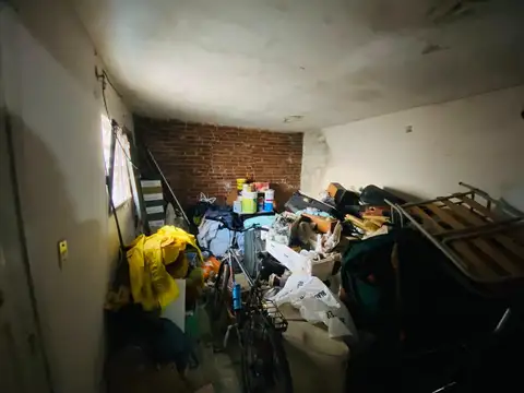 CASA EN VENTA 3 DORMITORIOS Y PATIO A RECICLAR ALBERDI