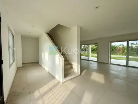 Casa 5 ambientes con 2 baños