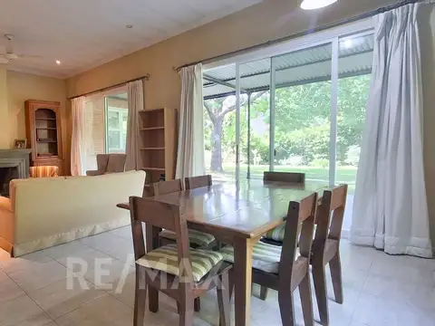 Casa 4 ambientes con 2 baños