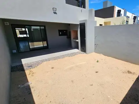 Casa 3 ambientes con 2 baños