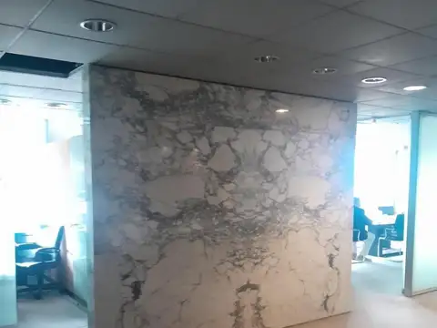 Oficina 10 ambientes con 6 baños