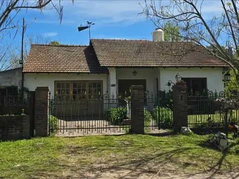 Solida casa en venta en lote de 1354 m2