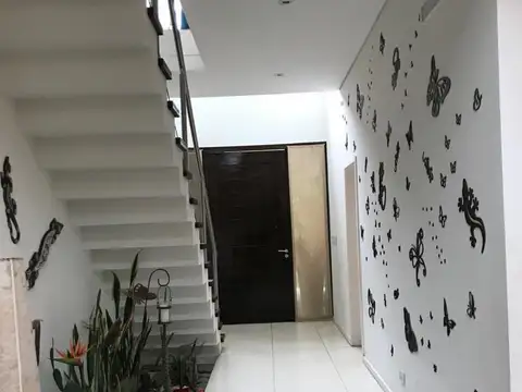 Casa 8 ambientes con 5 baños