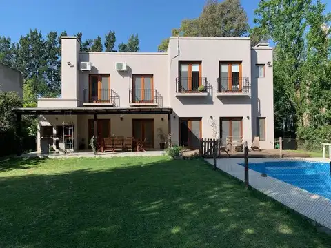 Casa 6 ambientes con 2 baños