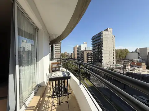 VENTA - MONOAMBIENTE AMOBLADO CON BALCÓN Y COCHERA - LOURDES