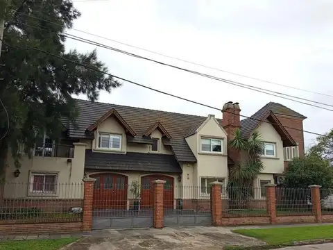 Venta de casa de 5 ambientes, con pileta, en Castelar Norte