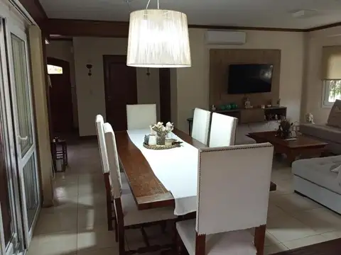 Casa 5 ambientes con 4 baños