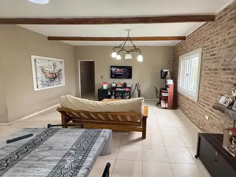 Casa 6 ambientes con 2 baños