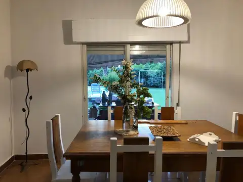 VENTA CASA DE TRES DORMITORIOS EN ROLDAN PILETA Y GRAN PARQUE