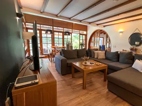 Casa 6 ambientes con 4 baños