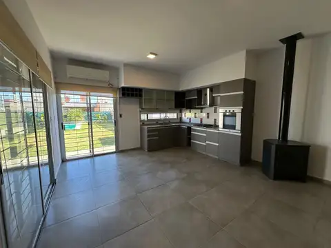 Casa 3 ambientes con 2 baños