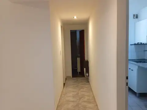 3 Ambientes al frente con balcon corrido en Excelente Estado