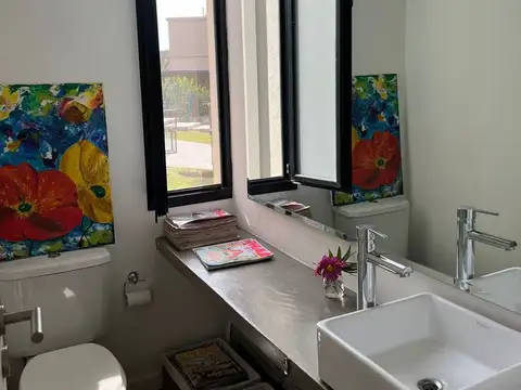 Casa en Alquiler con 2 cocheras