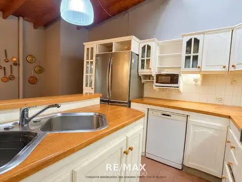 Casa 8 ambientes con 3 baños