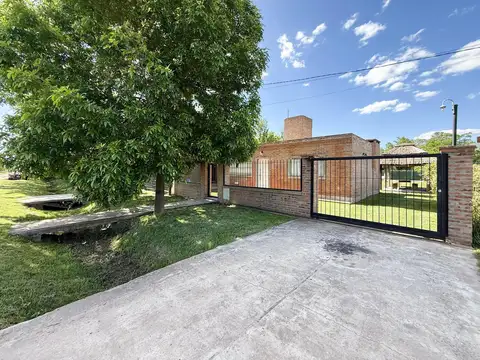 VENTA casa 2 dormitorios con jardin y pileta en barrio El Molino - Roldan