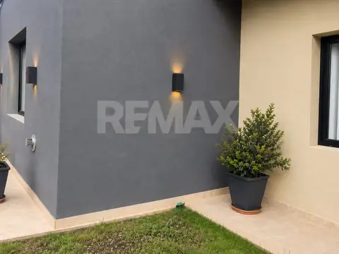 Casa 6 ambientes con 2 baños