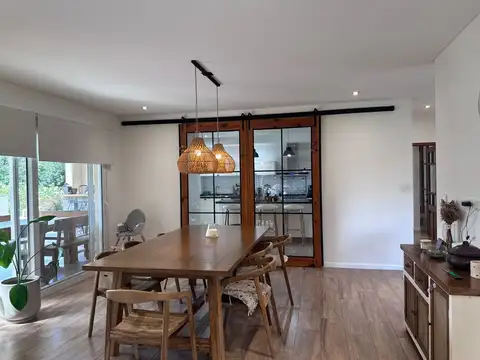 Casa en Venta con 2 cocheras