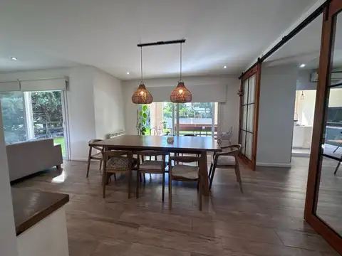 VENTA  CASA 5 AMBIENTES  LUJAN CON PILETA