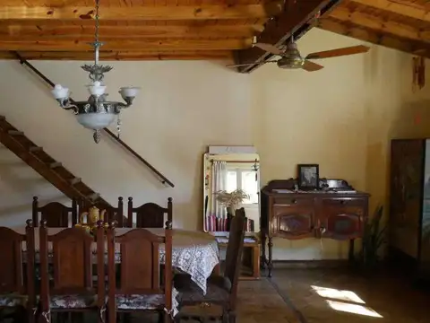 Casa 7 ambientes con 2 baños