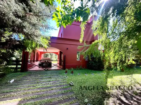 Casa en Venta con 2 cocheras