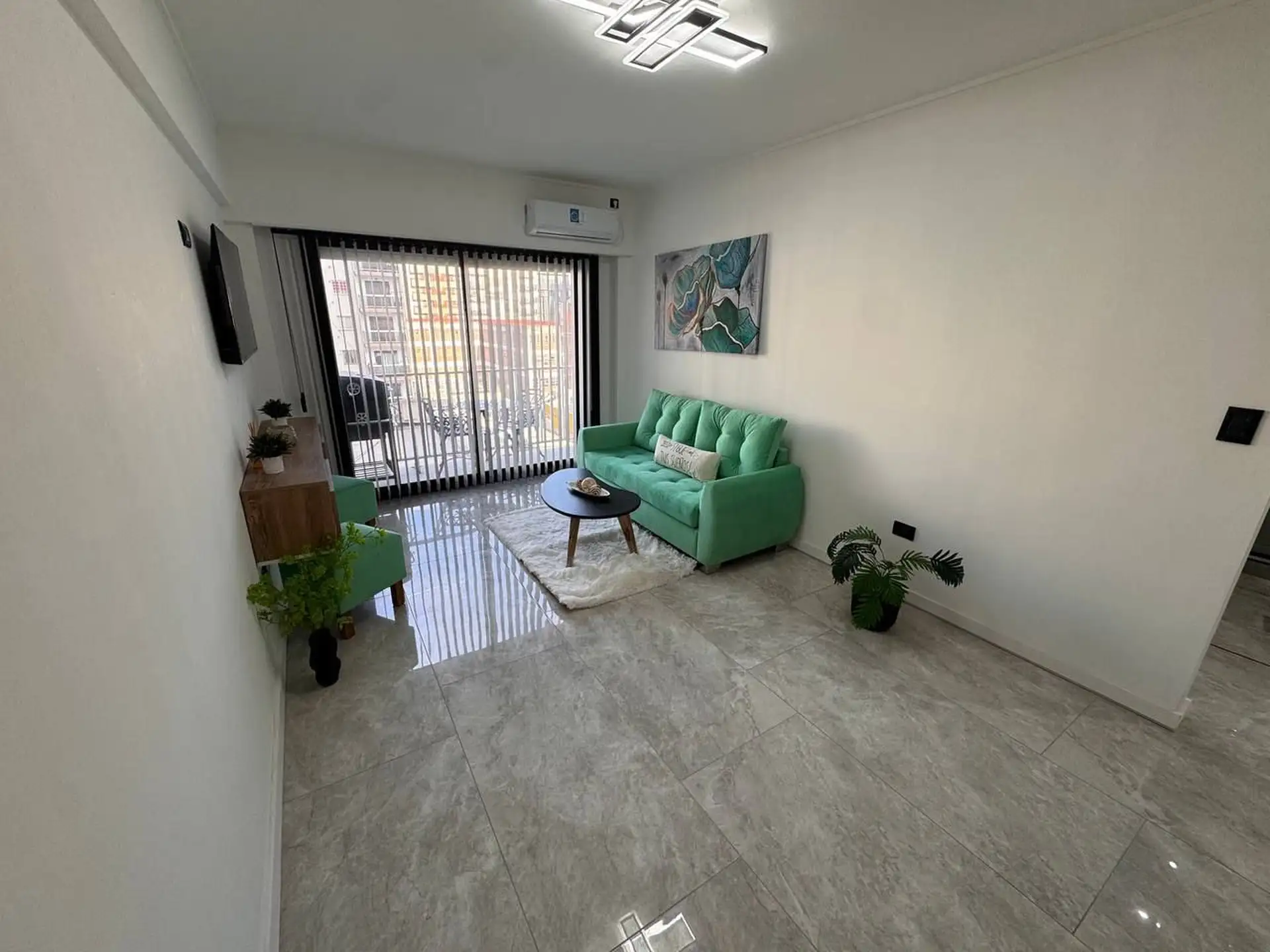 3 AMBIENTES AL FRENTE CON BALCON CORRIDO