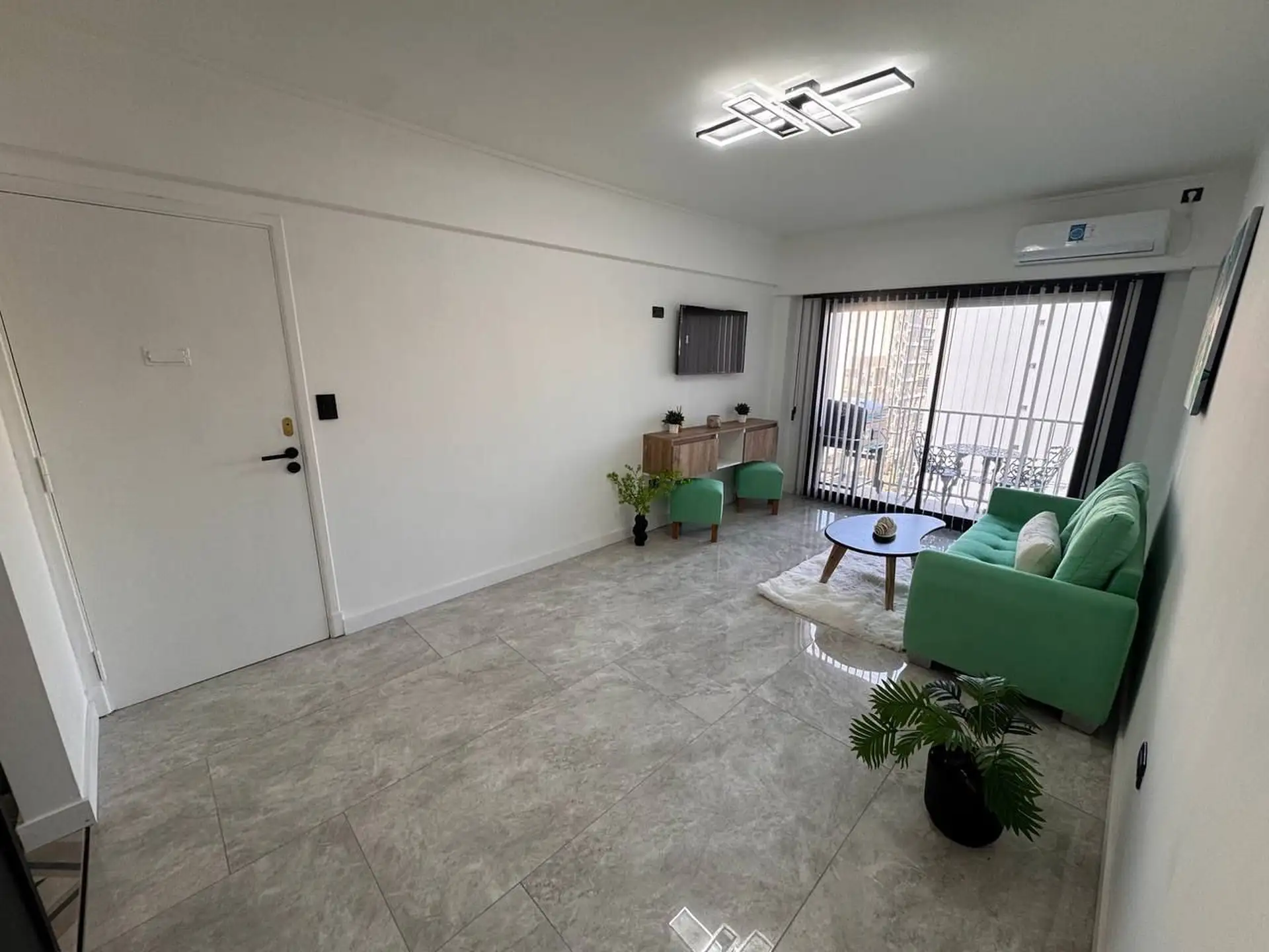 3 AMBIENTES AL FRENTE CON BALCON CORRIDO