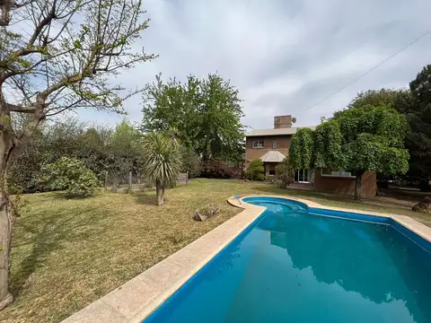 Venta casa de tres dormitorios con galería, parrillero y pileta - Roldan, Aires de Campo