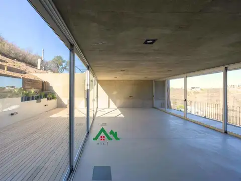 Casa en Alquiler con 2 cocheras