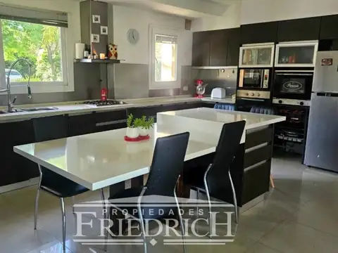 Casa en Venta con 6 cocheras