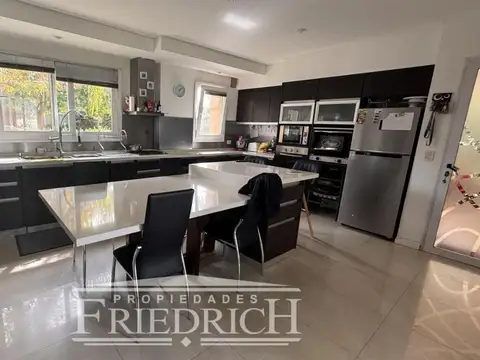 Casa 5 ambientes con 4 baños