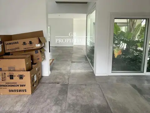 Casa en Venta con 4 cocheras