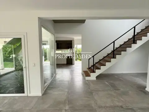 Casa 6 ambientes con 5 baños