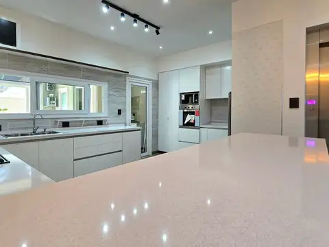 CASA 4 AMBIENTES PISCINA ASCENSOR ACEP. PROPIEDAD