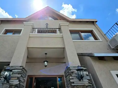 Casa en Venta con 3 cocheras