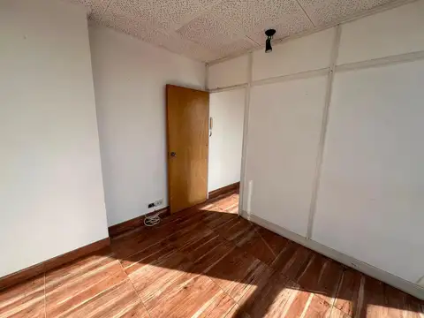 EN VENTA OFICINA UN DESPACHOS, SALON Y RECEP. APTO CREDITO.